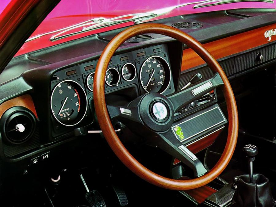 Панель приборов Alfa Romeo Alfetta (116) 1972 года  (фото 24 из 38)